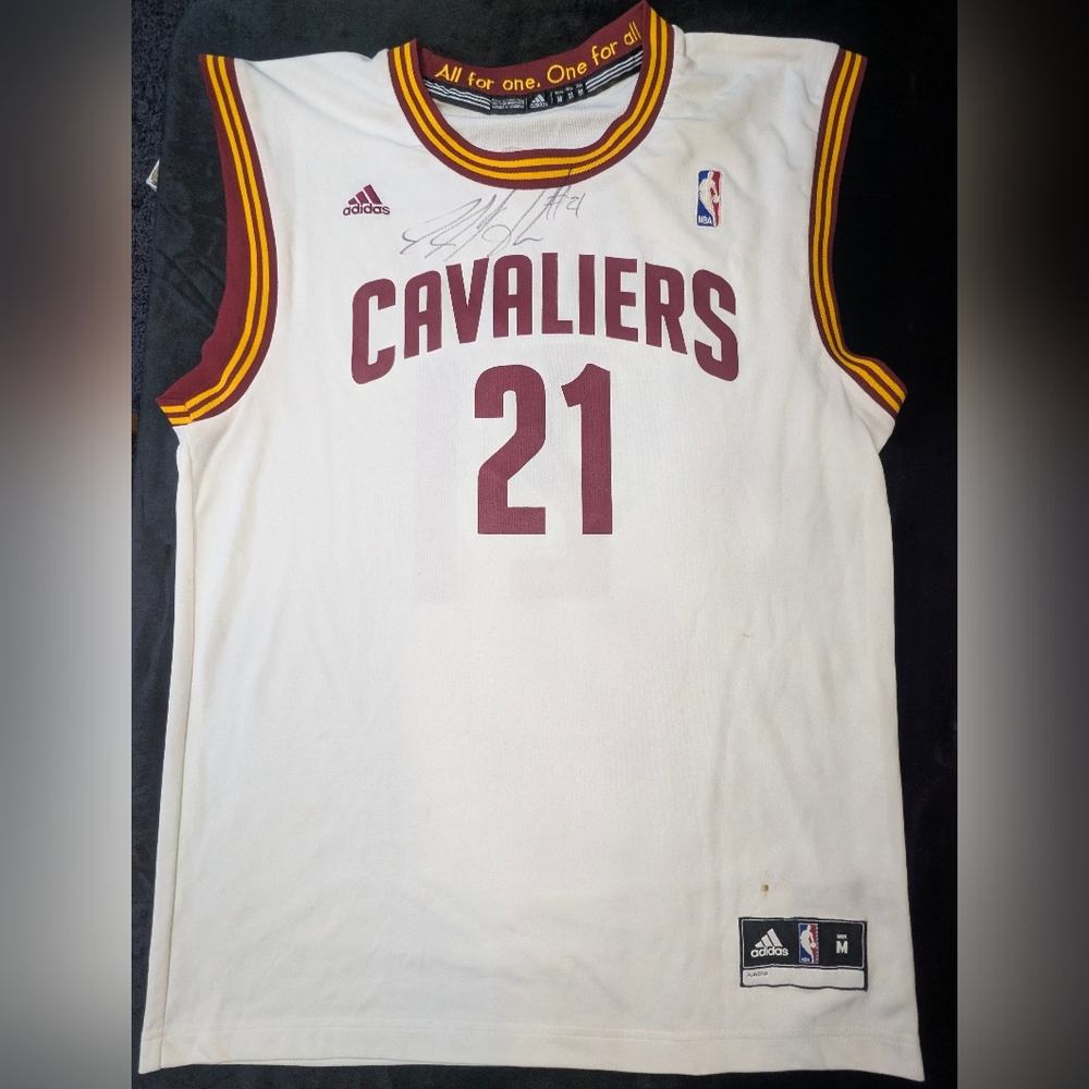 Adidas JJ Hickson #21 SIGNED Cleveland Cavaliers Team Jersey Size Medium